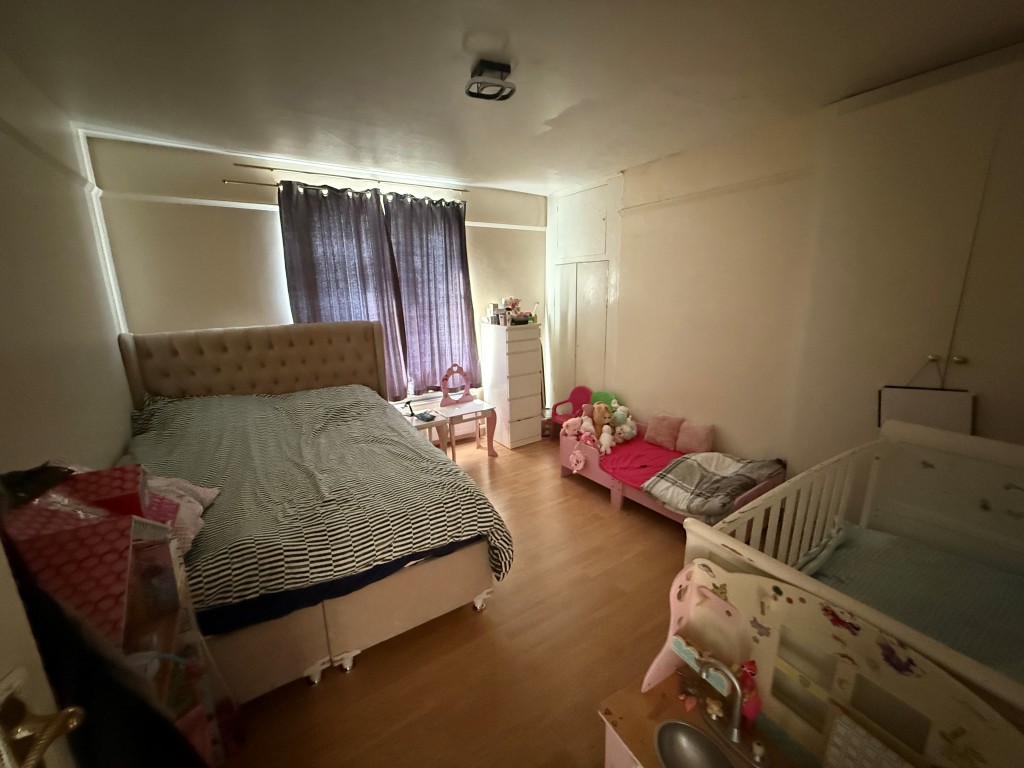 Lot: 33 - MIXED COMMERCIAL AND RESIDENTIAL INVESTMENT - Bedroom 2